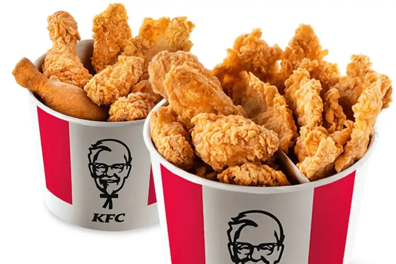 Dwa kubełki pełne chrupiących bites KFC. Idealne na wspólne spotkanie.