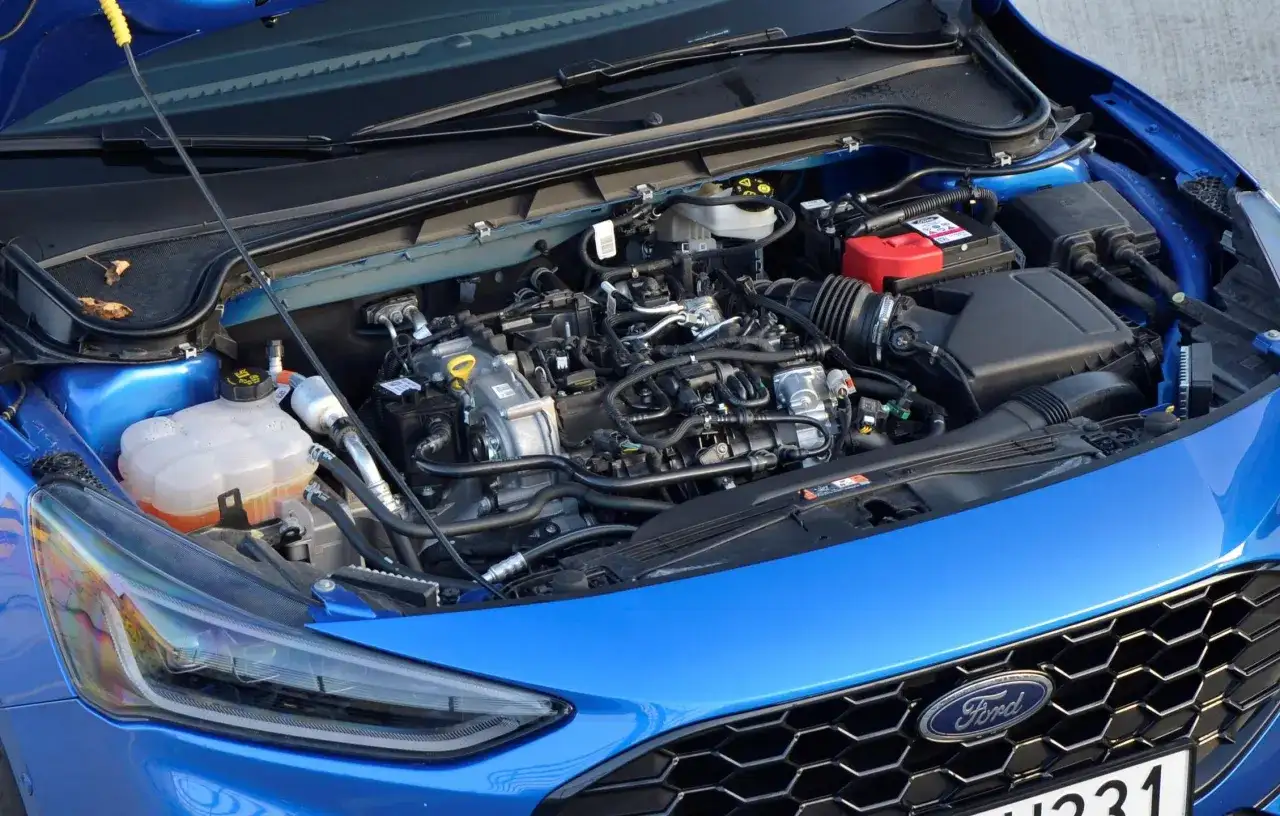 Silnik ecoboost w niebieskim Fordzie, gotowy do drogi.