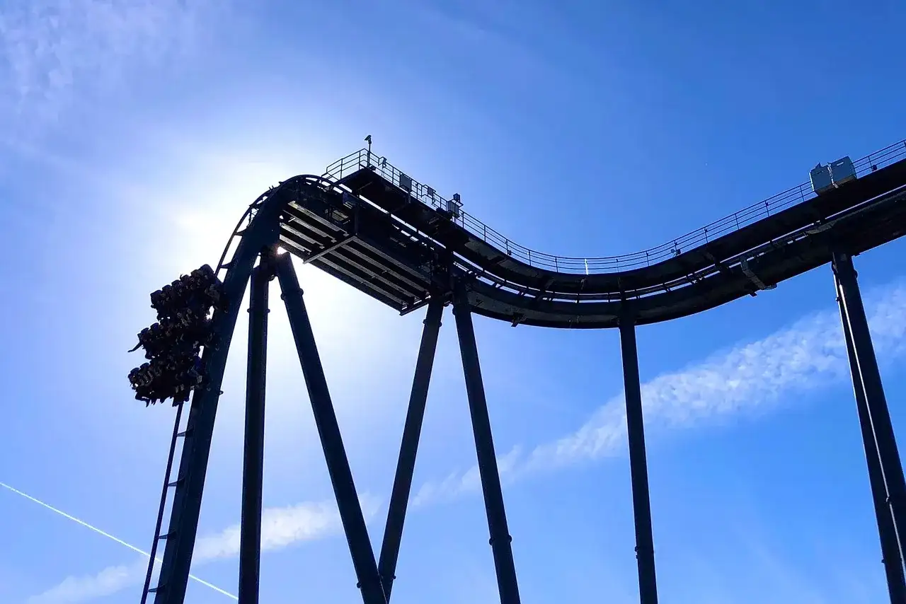 Wagonik z pasażerami na szczycie najwyższego rollercoastera na świecie, tuż przed zjazdem.
