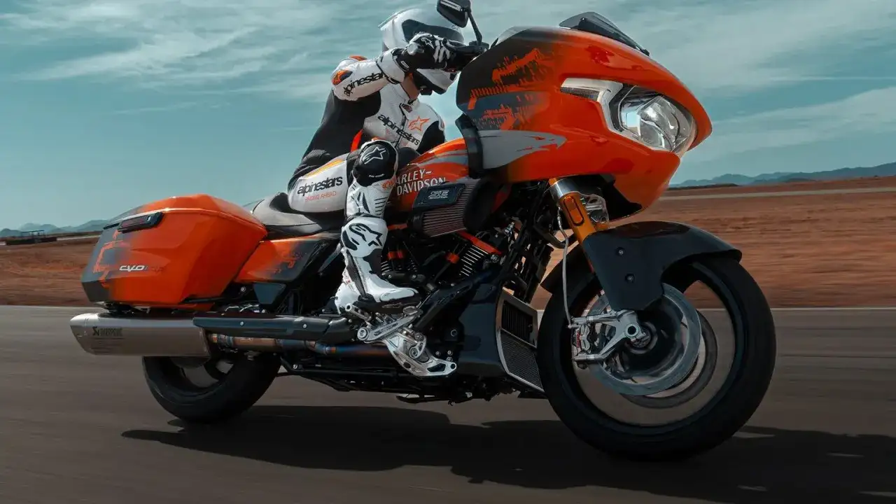 Pomarańczowy Harley-Davidson CVO z kierowcą w kombinezonie Alpinestars, pędzący po pustynnej drodze. To może być najdroższy motor na świecie.