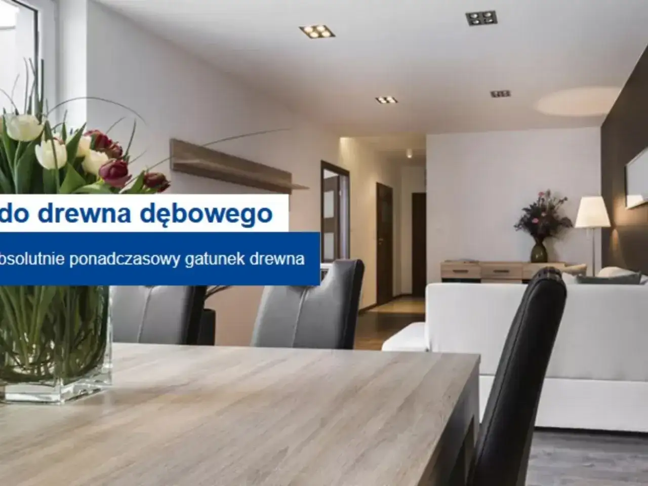 Stół z drewna dębowego, bejcowany na jasny odcień, w nowoczesnym salonie.
