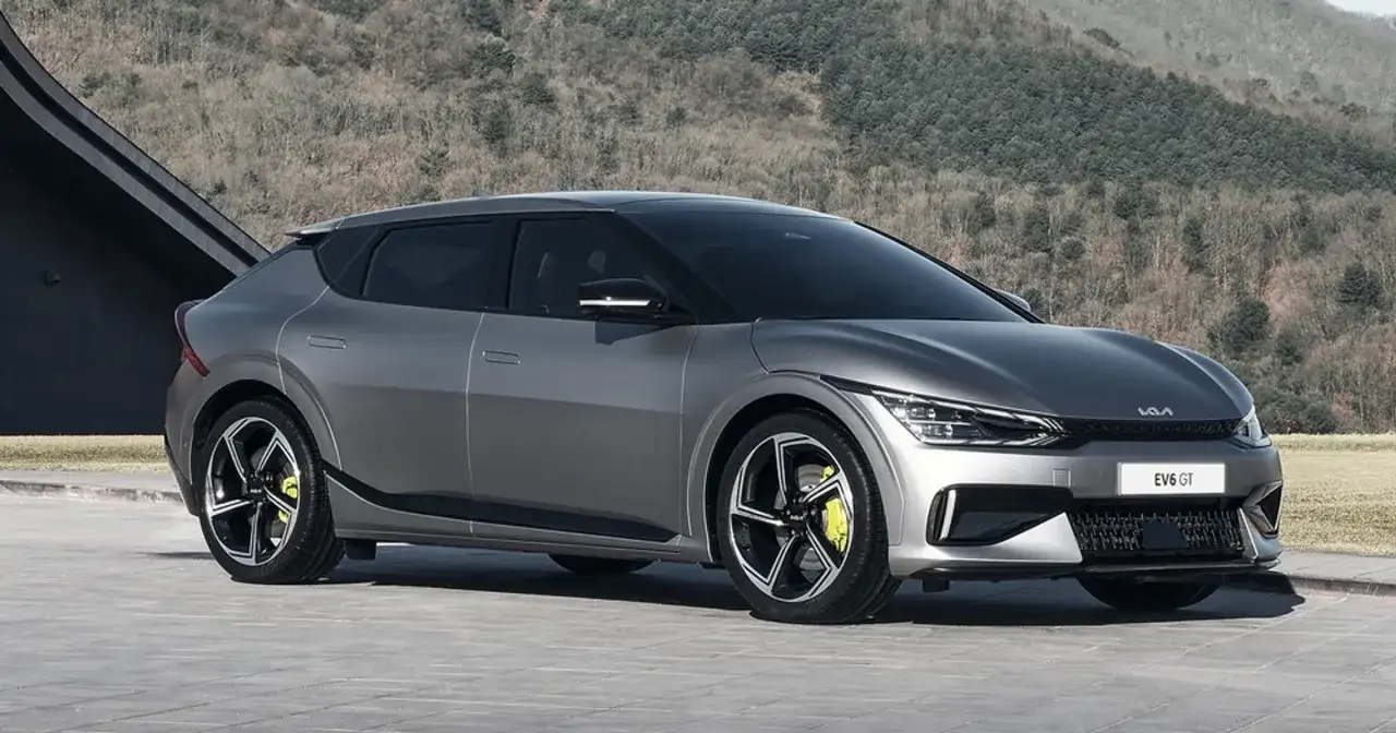 Szary Kia EV6 GT z żółtymi zaciskami hamulcowymi. Sprawdź atrakcyjną kia ev6 cena i wyposażenie.