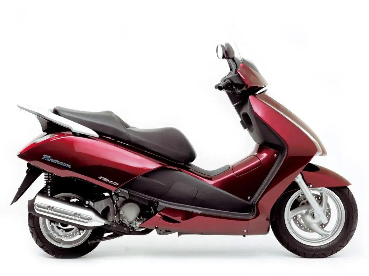 Elegancki, czerwony skuter Honda Pantheon z czarnym siedzeniem i chromowanym bagażnikiem, gotowy na miejskie przygody.