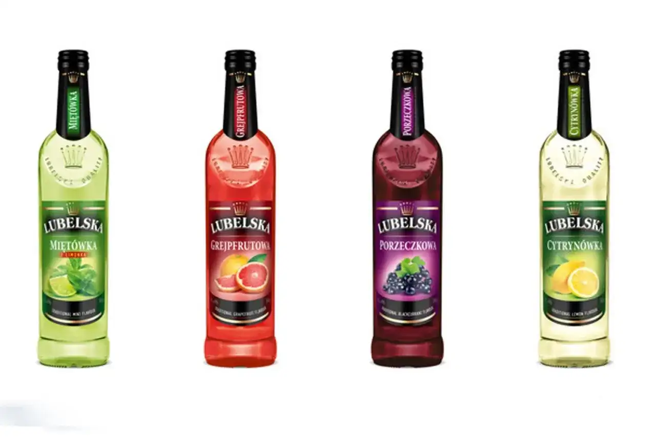Cztery butelki lubelskiej smakowej: miętowa, grejpfrutowa, porzeczkowa i cytrynowa.