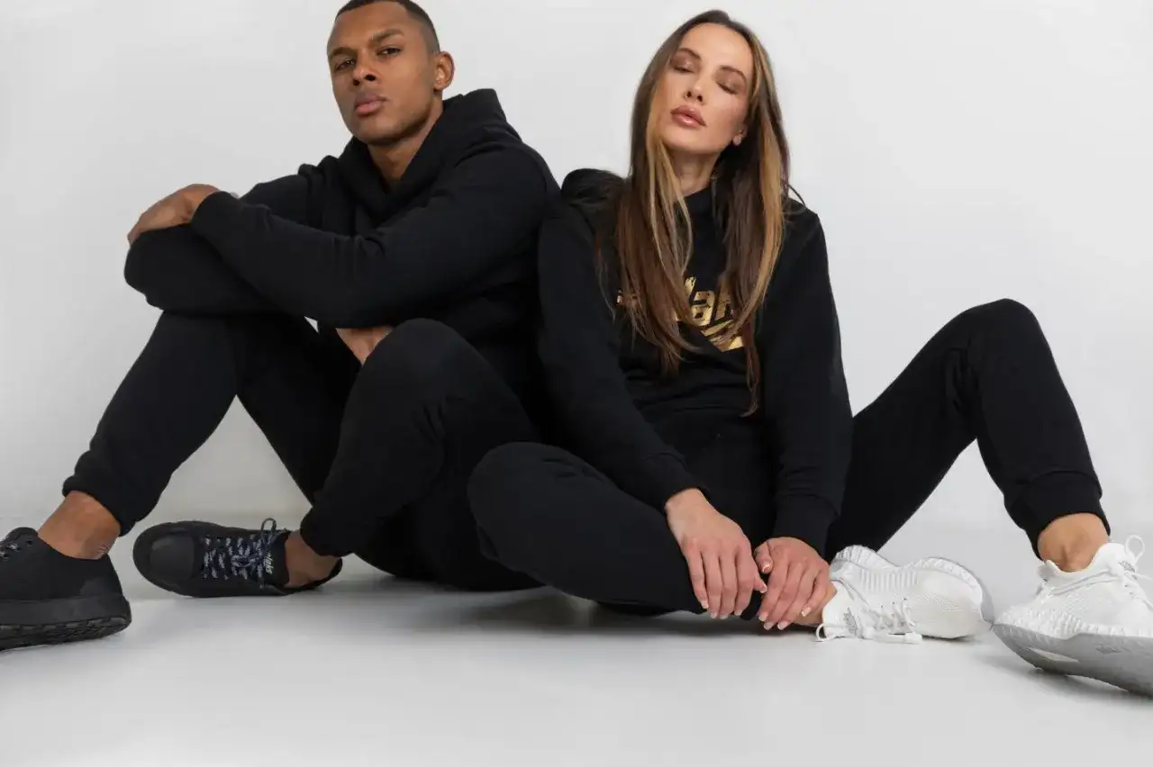 Para do dresów: czarne sneakersy dla niego, białe dla niej. Idealne połączenie komfortu i stylu.