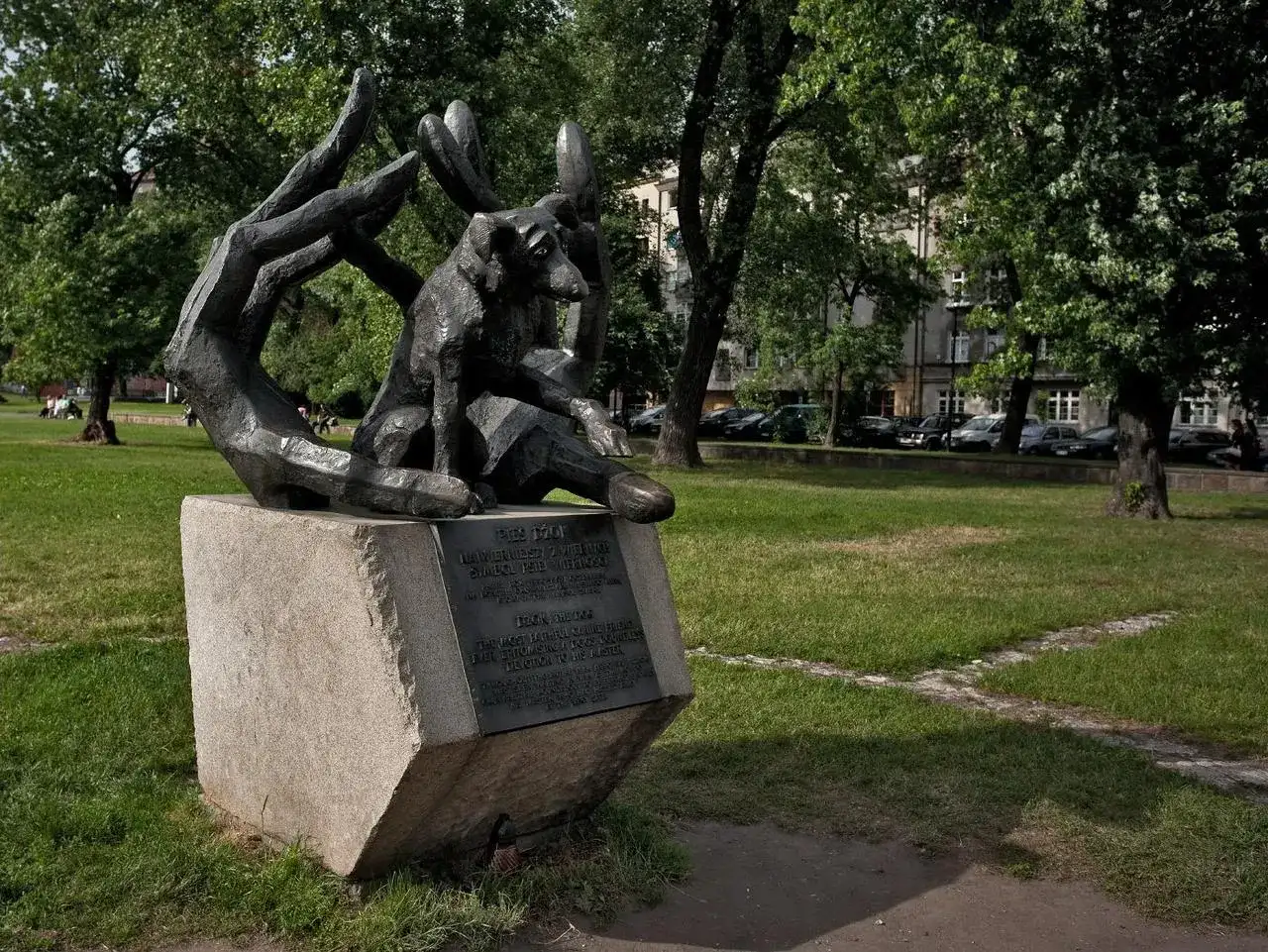 Pomnik psa Dżoka, wiernego towarzysza, siedzi w dłoniach, symbolizując oddanie i miłość.