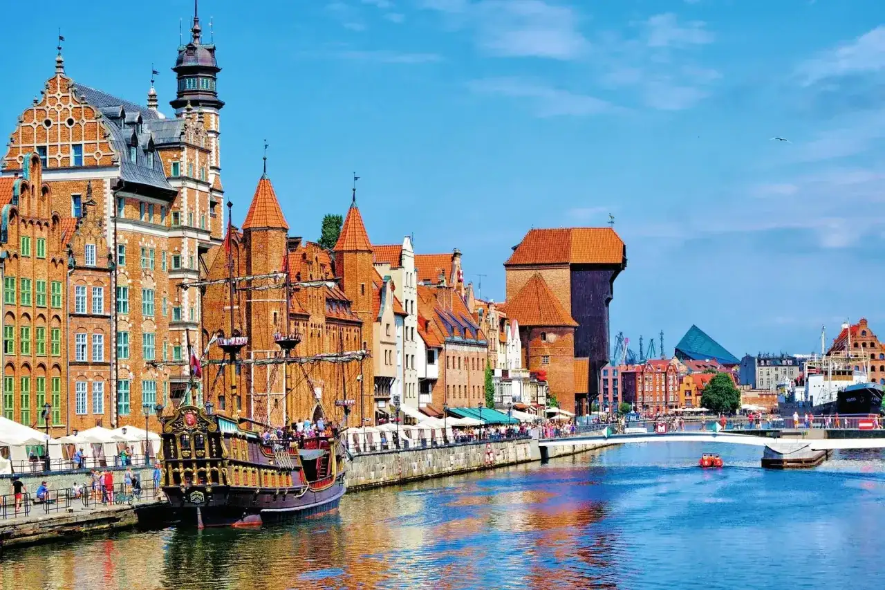 Gdańsk, malowniczy widok z żaglowcem. Marzysz o podróży do Sztokholmu? Sprawdź cenę promu!