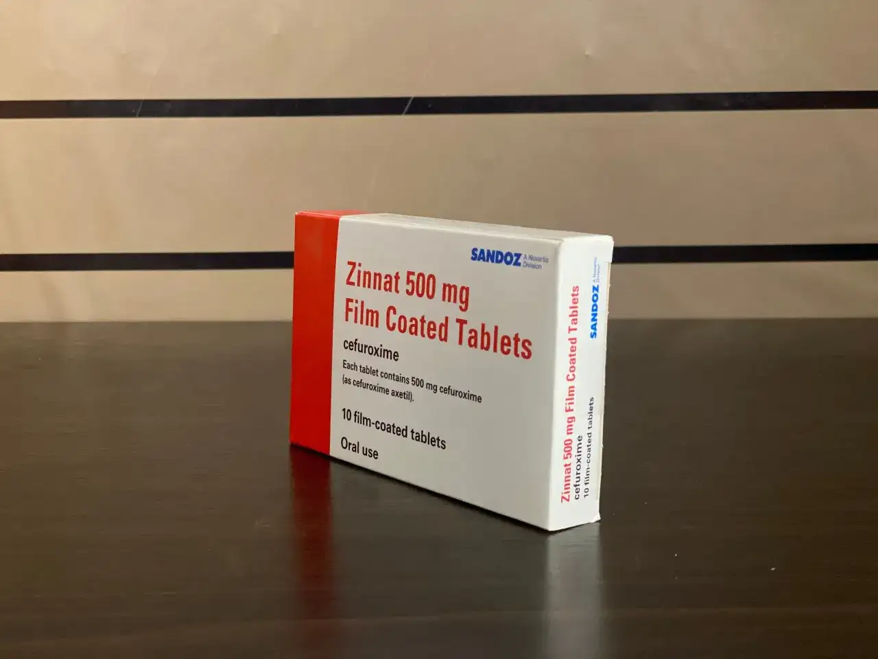 Opakowanie Zinnat 500 mg, leku na infekcje bakteryjne, zawiera 10 tabletek powlekanych.
