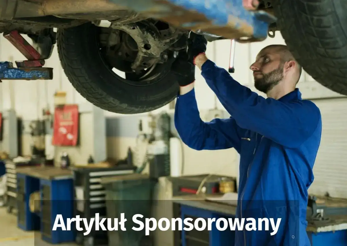 Mechanik w warsztacie sprawdza zawieszenie auta. Dowiedz się, ile trwa ustawienie zbieżności kół.