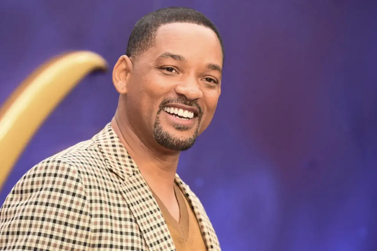 Will Smith uśmiecha się, ubrany w kratowaną marynarkę. Czy to on wie, dlaczego znany aktor odmówił przyjęcia głównej roli w hicie Netflixa?
