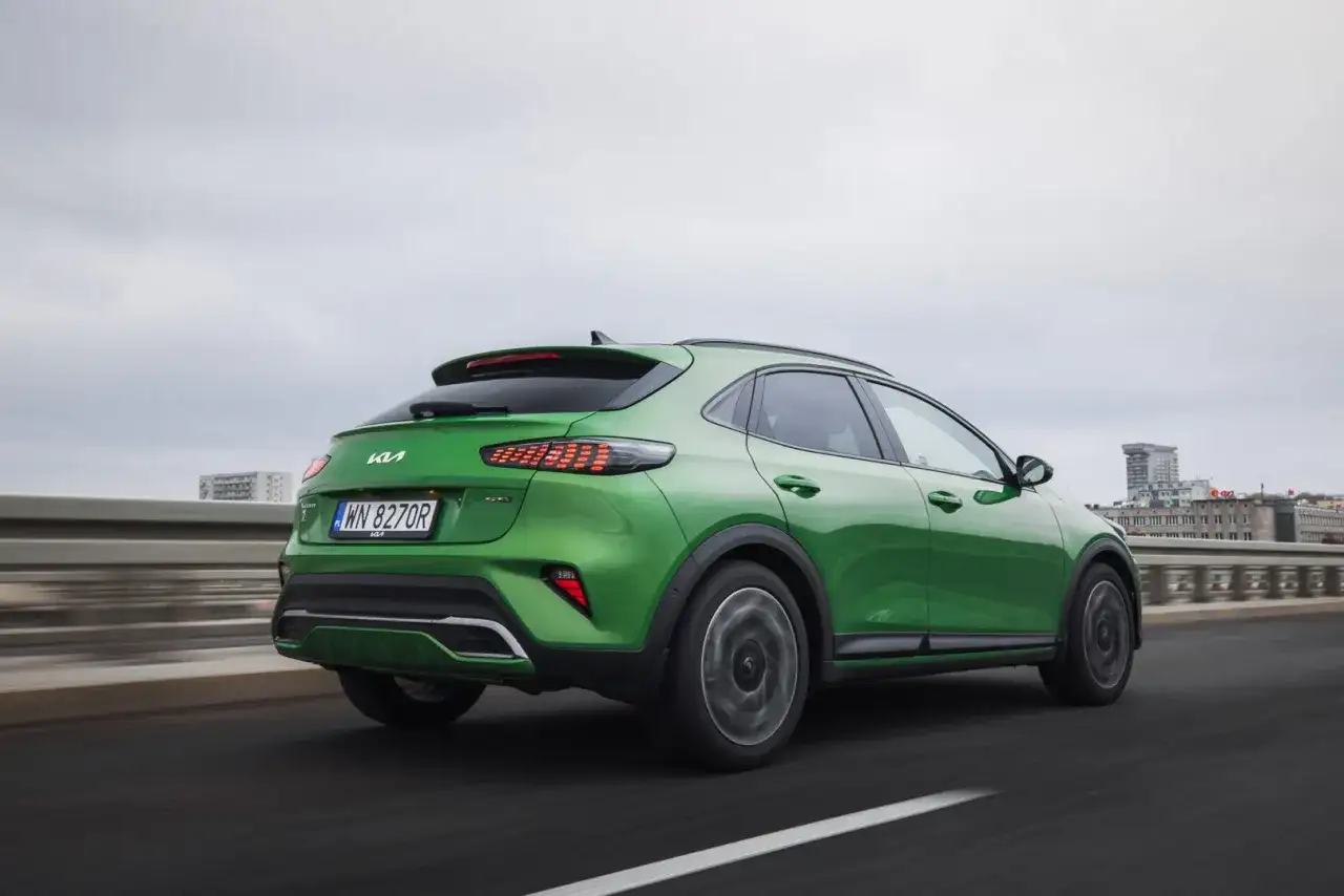 Zielony Kia Xceed na drodze. Sprawdź aktualną kia xceed cena i wybierz swój wymarzony model.