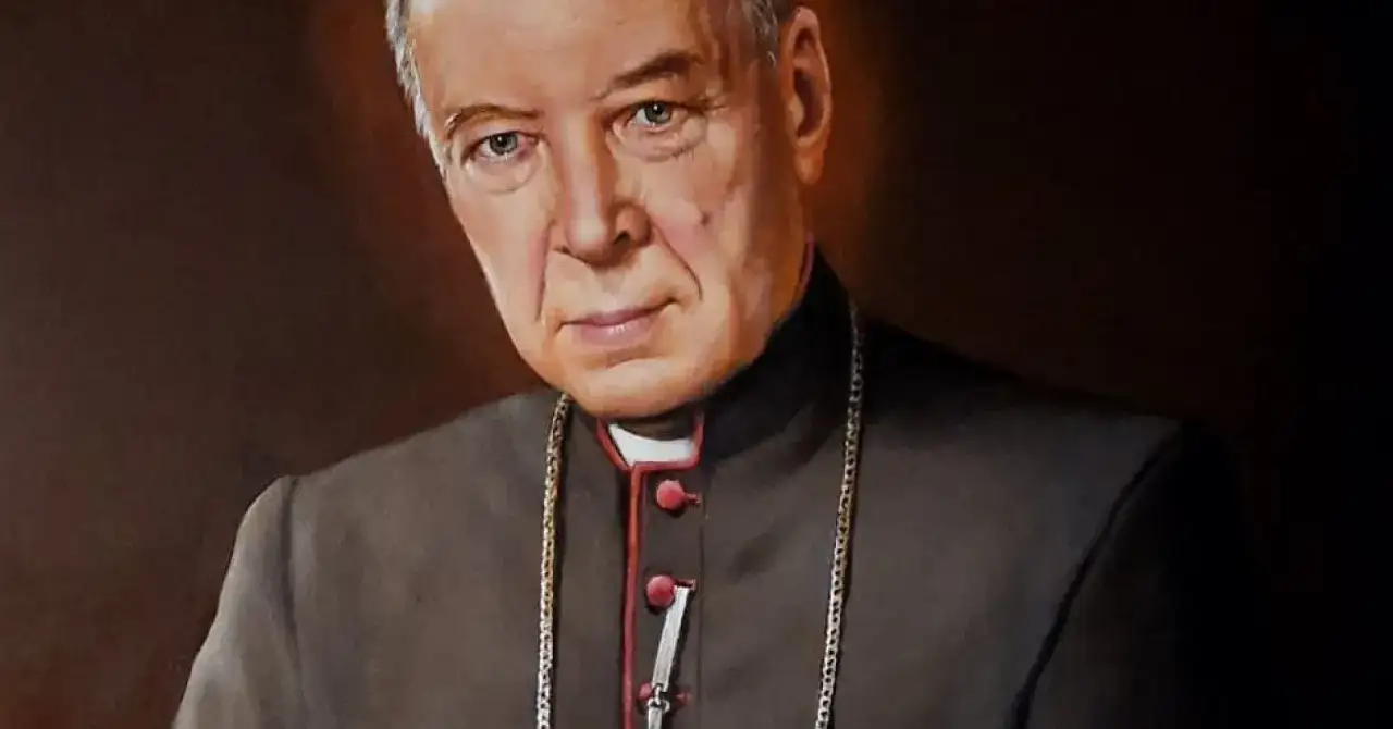 Portret kardynała Stefana Wyszyńskiego, prymasa Polski, w stroju duchownym z łańcuchem.