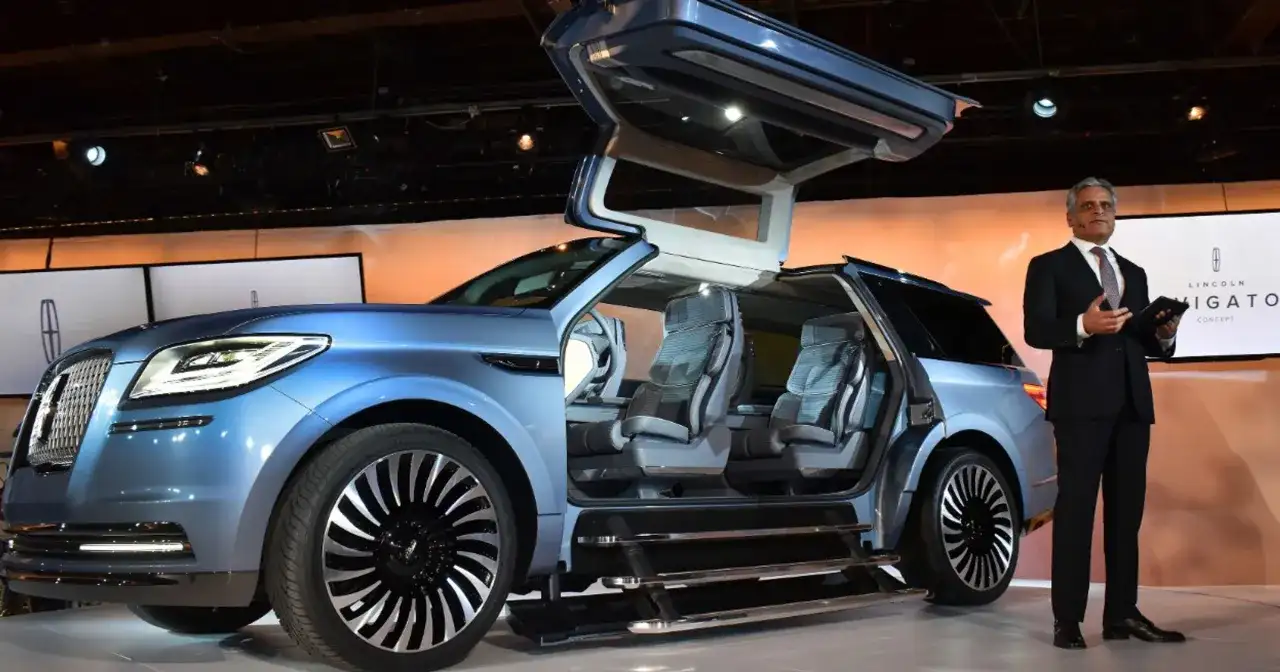 Niebieski Lincoln Navigator Concept z otwieranymi drzwiami typu gullwing i wysuwanymi stopniami. Prezentacja futurystycznego samochodu.