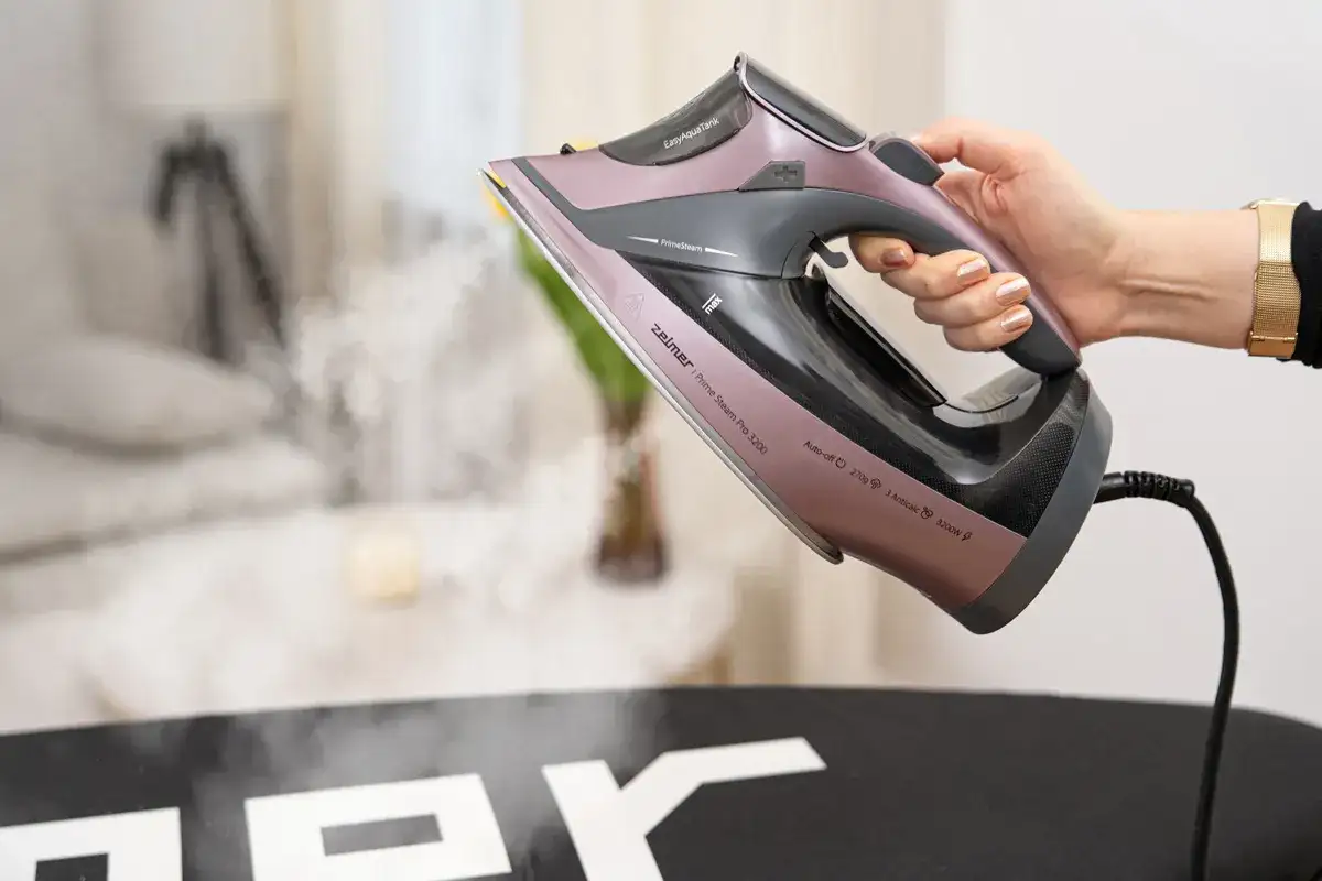 Dobre żelazko Zelmer Prime Steam Pro 3200 z parą i funkcją Auto-off. Idealne do wygładzania zagnieceń.