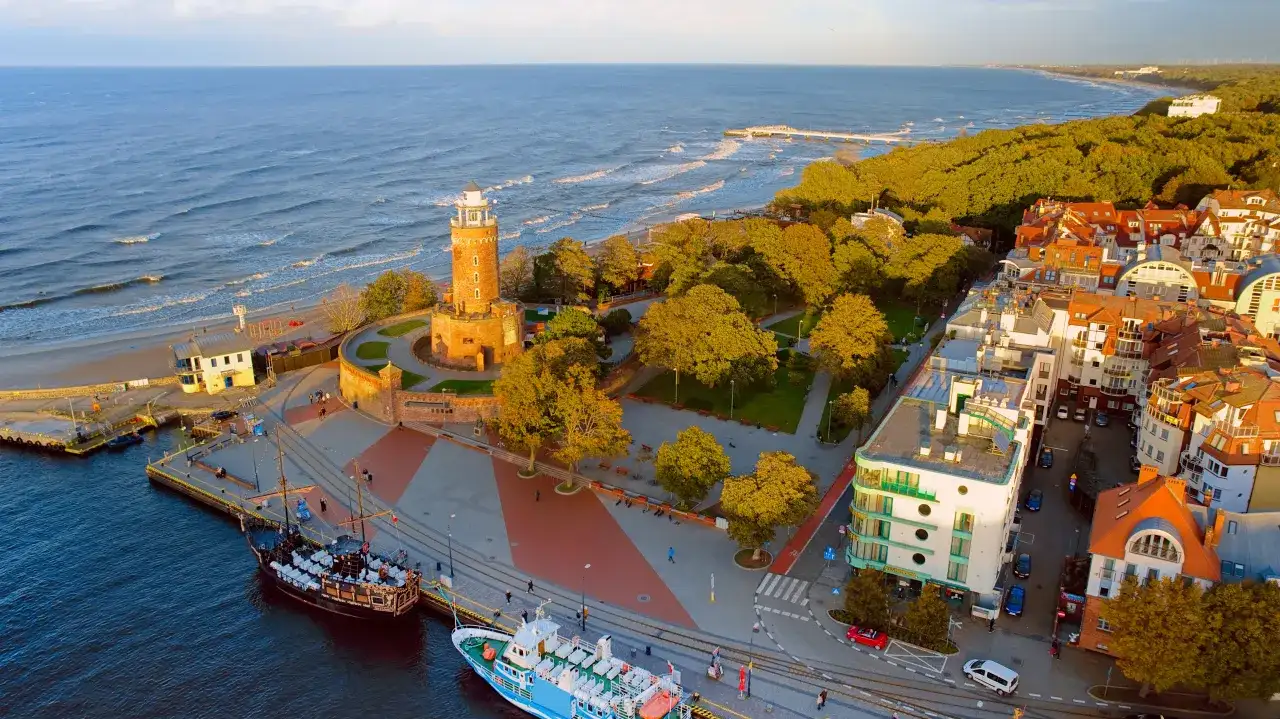 Piękny widok na Sopot z molo i plażą. Idealne miejsce na turnusy rehabilitacyjne Gdańsk Gdynia Sopot.