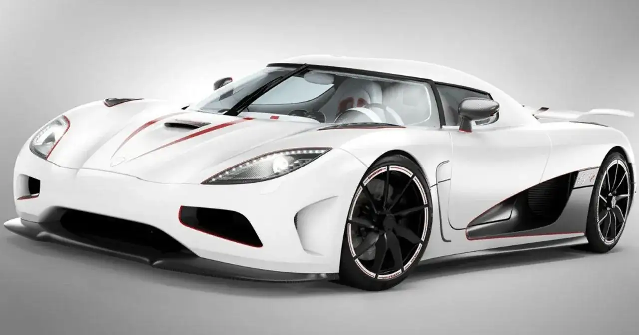 Biały Koenigsegg Agera R z czerwonymi akcentami, sportowy, luksusowy samochód.