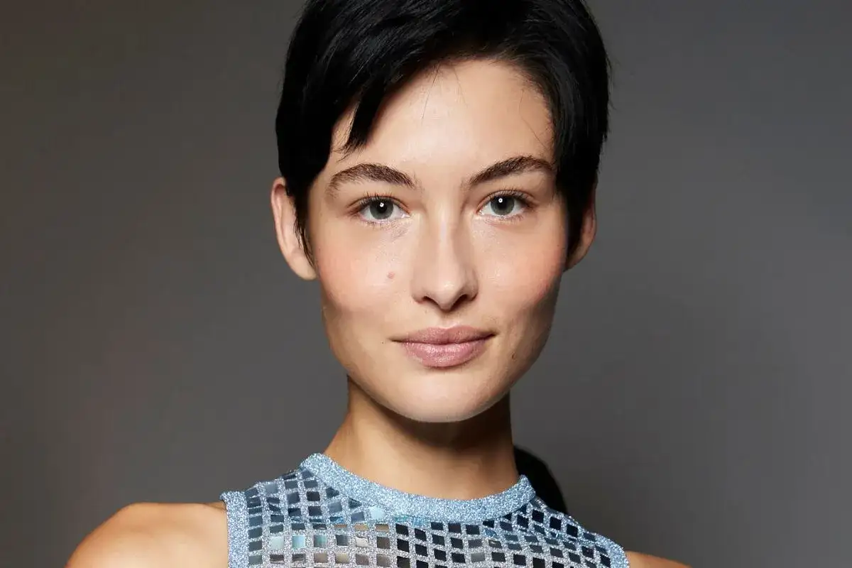 Krótka, stylowa pixie bob fryzura podkreśla delikatne rysy twarzy modelki.