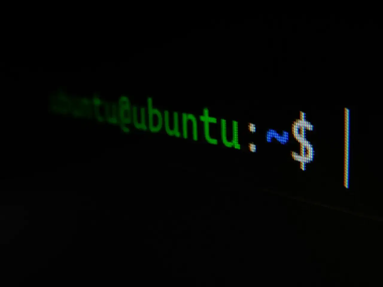 Terminal Ubuntu z zielonym tekstem "ubuntu@ubuntu:~$" - gotowy do konfiguracji własny serwer poczty.