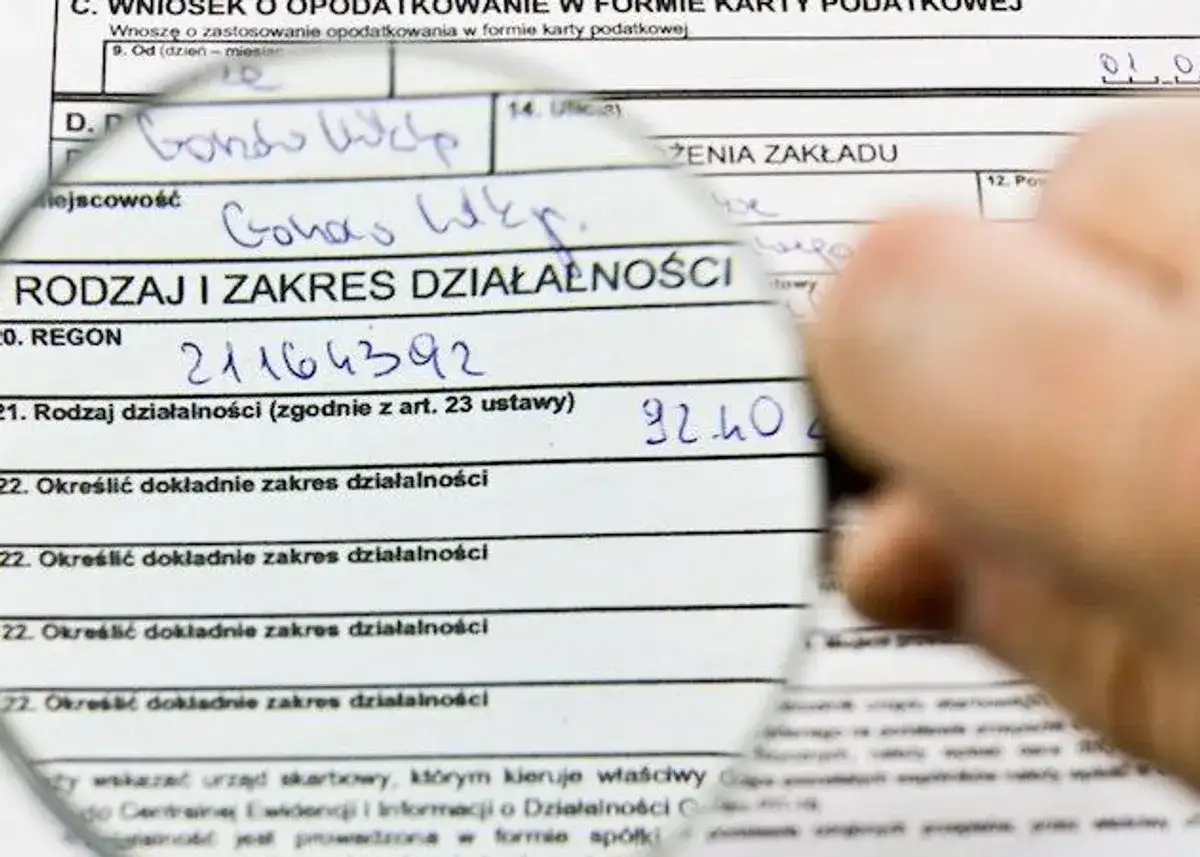 Pod lupą formularz podatkowy, gdzie wpisano dane dotyczące działalności gospodarczej. Może to być związane z wyborem formy opodatkowania, np. podatek liniowy.