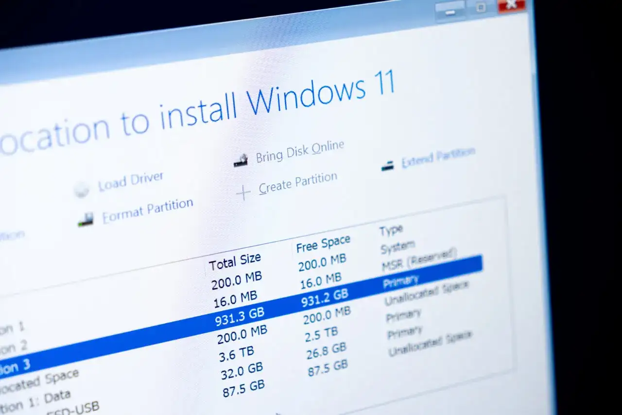 Ekran instalacji Windows 11, opcja formatowania partycji. Jak zrobic format komputera win 11? Wybierz dysk i kliknij "Formatuj".