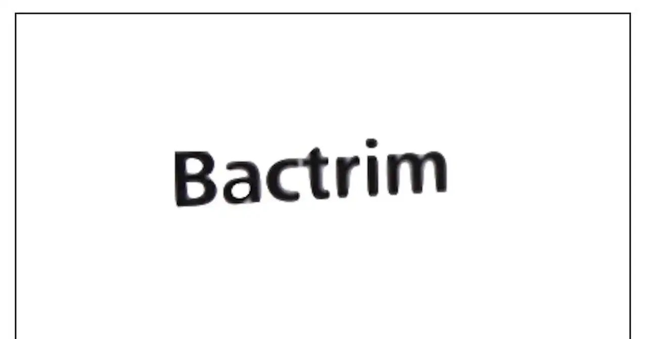 Napis "Bactrim" na białym tle. Informacja o tym, bactrim na co jest stosowany, może być kluczowa dla zdrowia.