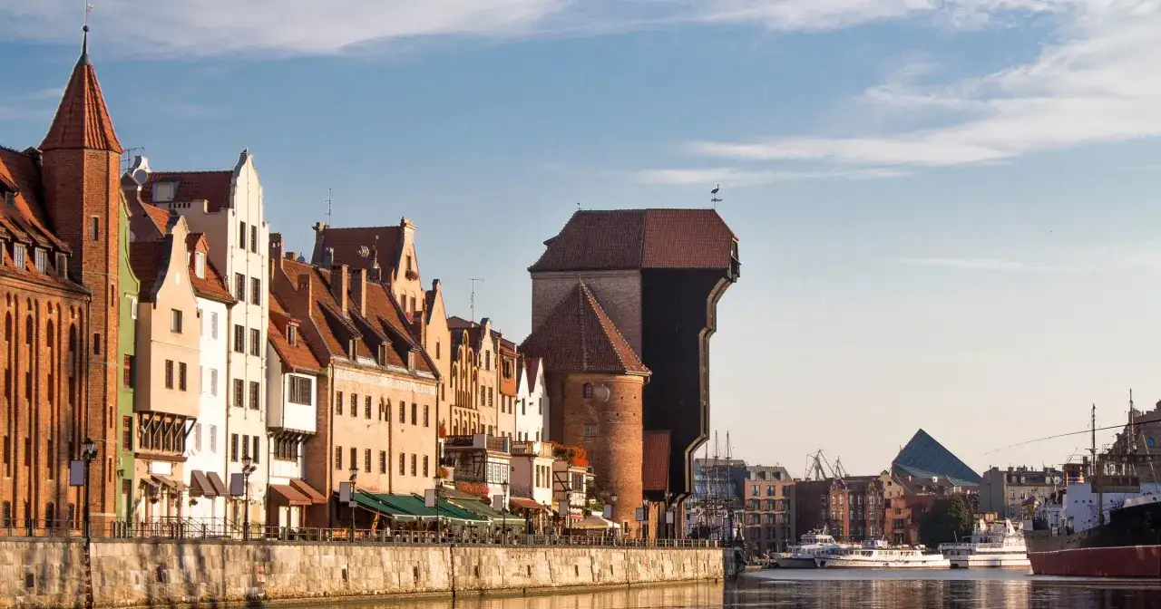 Nad Motławą w Gdańsku, Żuraw i kamienice tworzą malowniczy widok. Poznaj ciekawostki o Gdańsku!