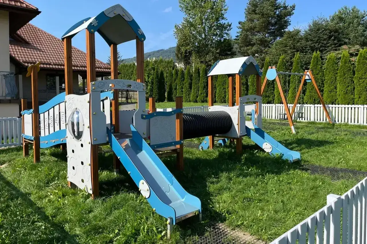 Kolorowy plac zabaw z tunelem i zjeżdżalniami. Czy taki plac zabaw wymaga pozwolenia na budowę?