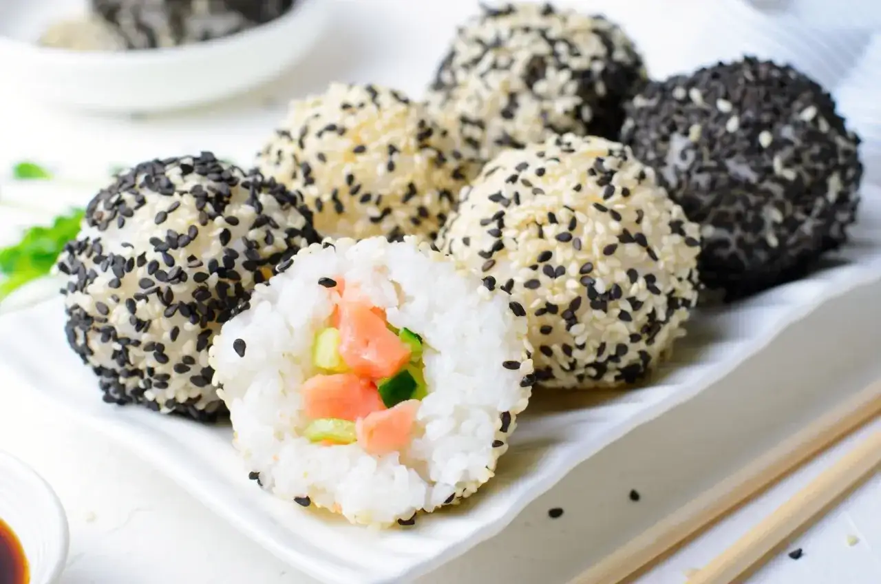 Kuleczki ryżowe z łososiem i ogórkiem, obtoczone w sezamie. Idealne składniki na sushi.