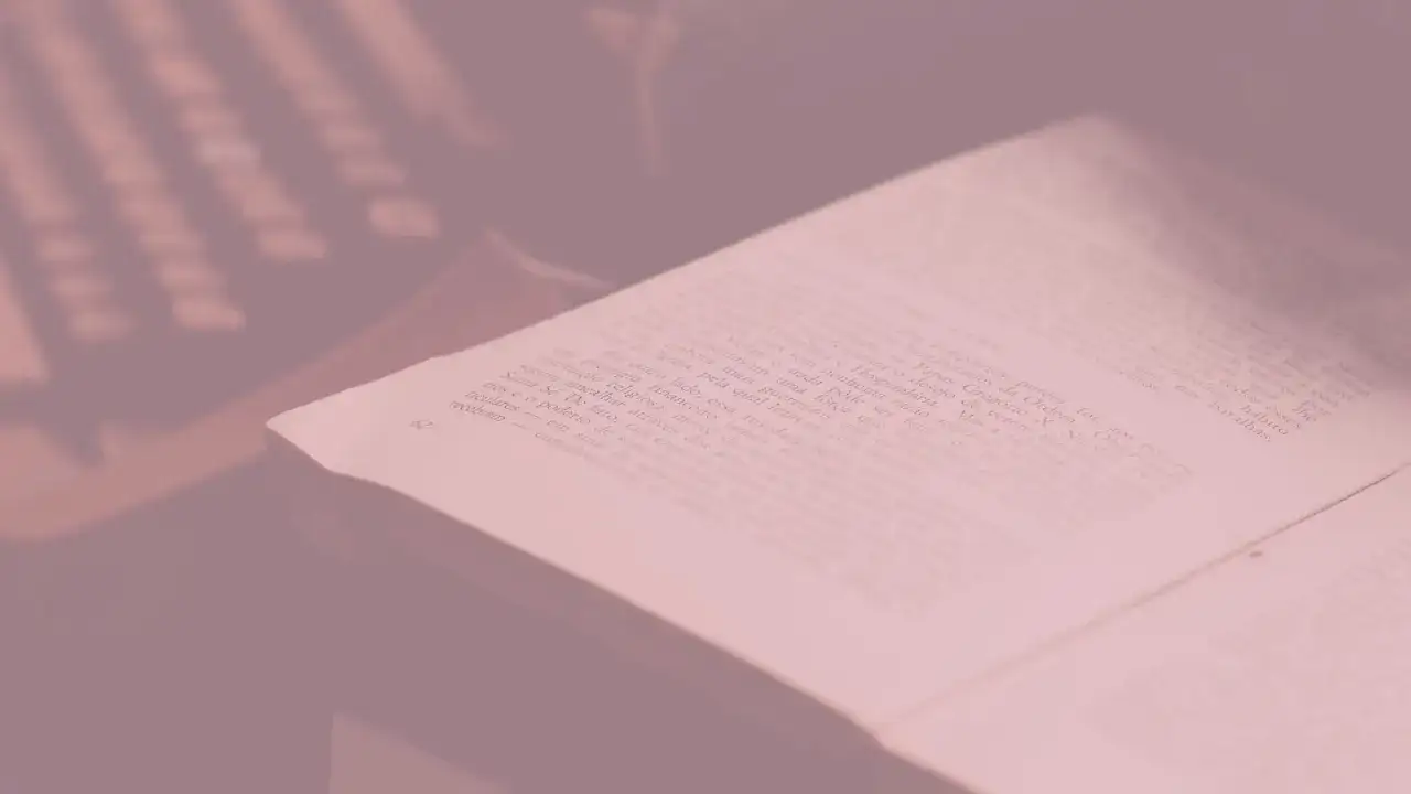 Otwarta księga z tekstem, przypominająca streszczenie Księgi Hioba, leży na stole.
