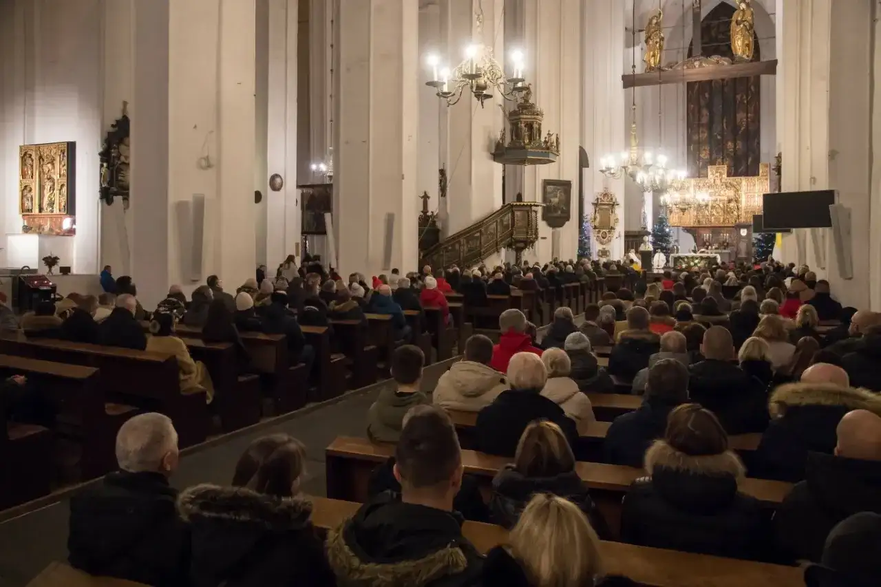 W kościele tłum wiernych siedzi na ławkach. Msza 30 listopada.