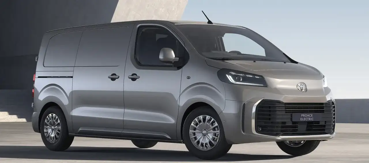 Nowy, elektryczny Toyota Proace Electric w kolorze szarym, gotowy do pracy.