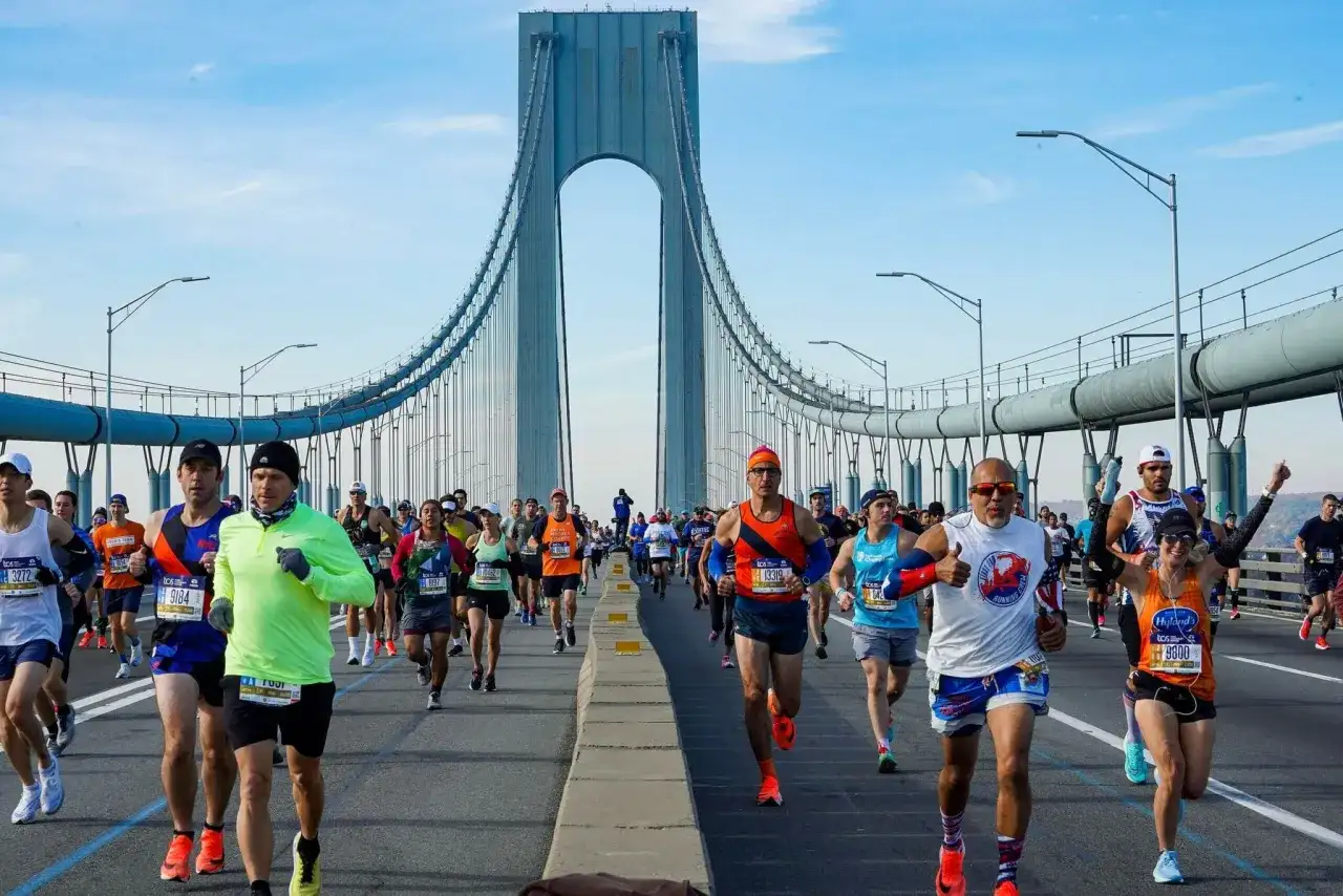 Uczestnicy maratonu nowojorskiego biegną przez most Verrazzano-Narrows.