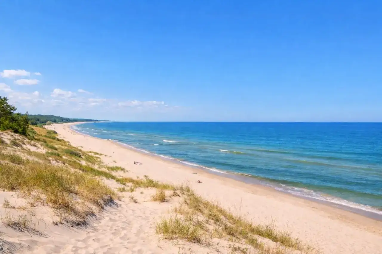 Piękna plaża nad Bałtykiem, z wydmami porośniętymi trawą. Ciekawe morze bałtyckie oferuje wiele atrakcji.
