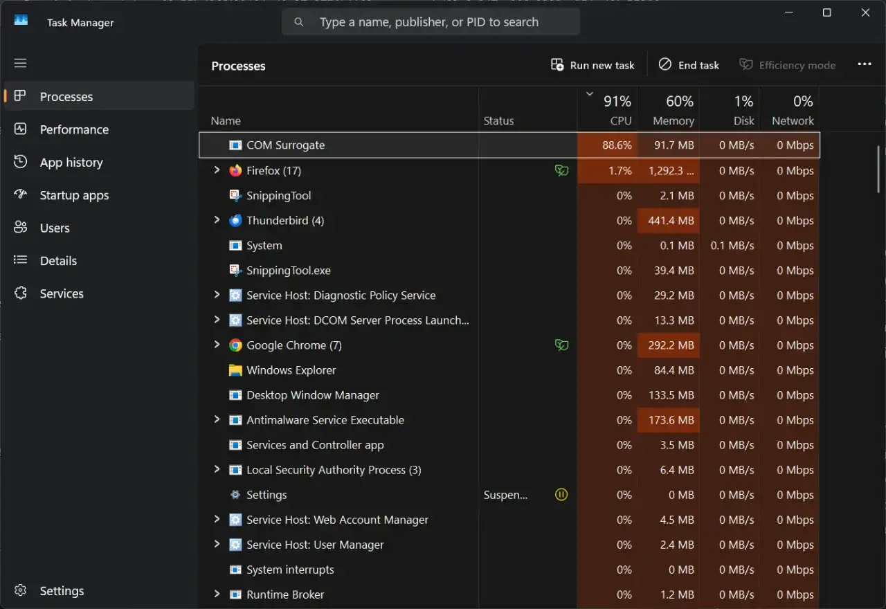 COM Surrogate zużywa 88.6% CPU. W Menedżerze zadań widać proces COM Surrogate z wysokim obciążeniem procesora.