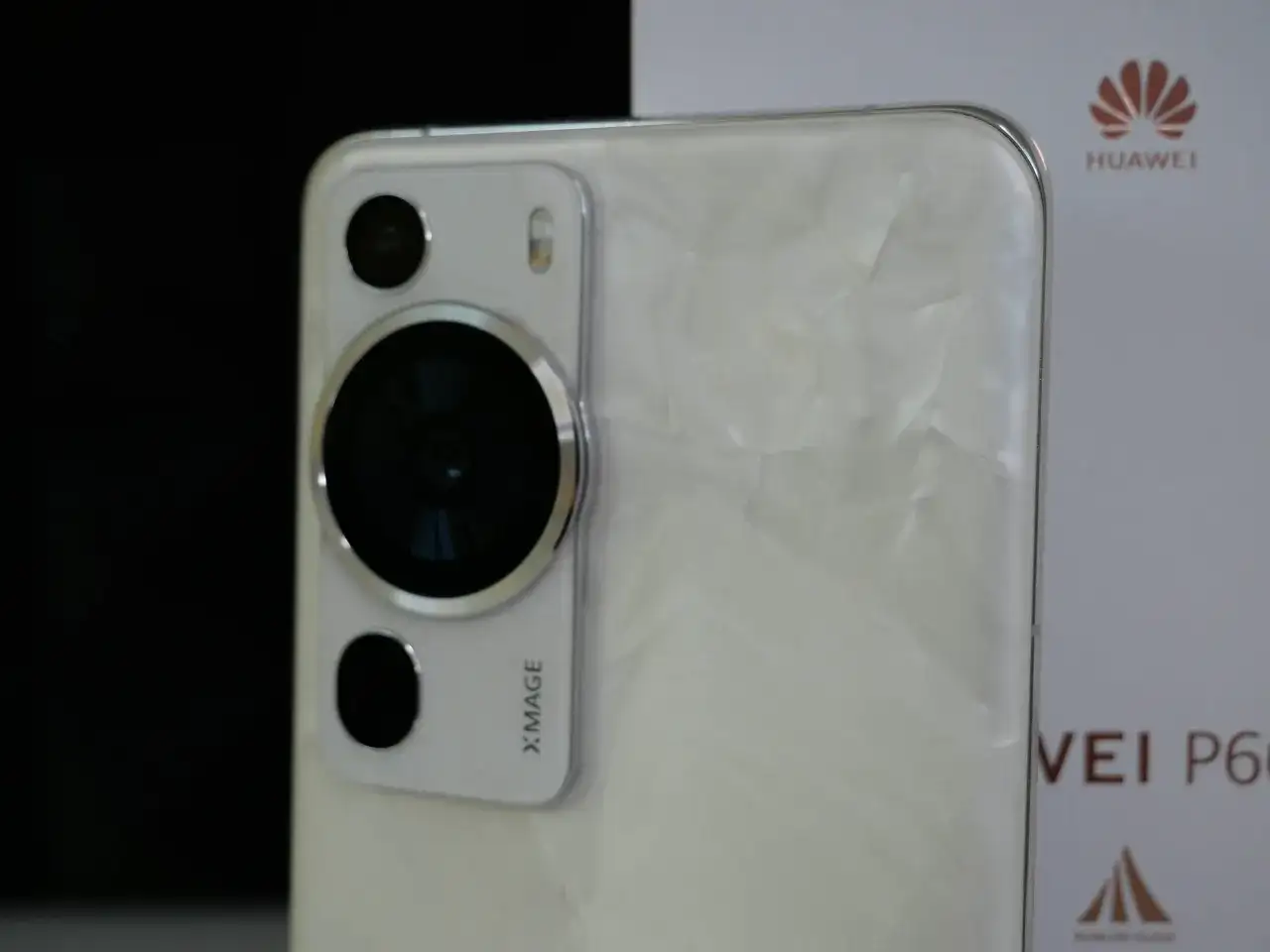 Biały Huawei P60 z modułem aparatów Xmage. Idealny smartfon z dobrym aparatem do uchwycenia każdej chwili.