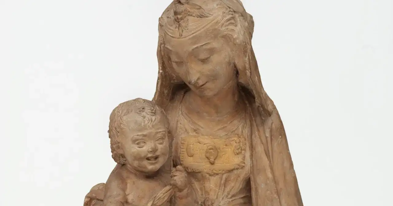 Glina, jakby stworzona przez samego Leonarda da Vinci, ukazuje czuły uścisk Matki Boskiej z Dzieciątkiem.