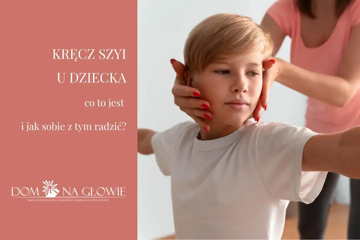Dłoń delikatnie koryguje pozycję głowy chłopca, sugerując pomoc przy kręczu szyi u dziecka.