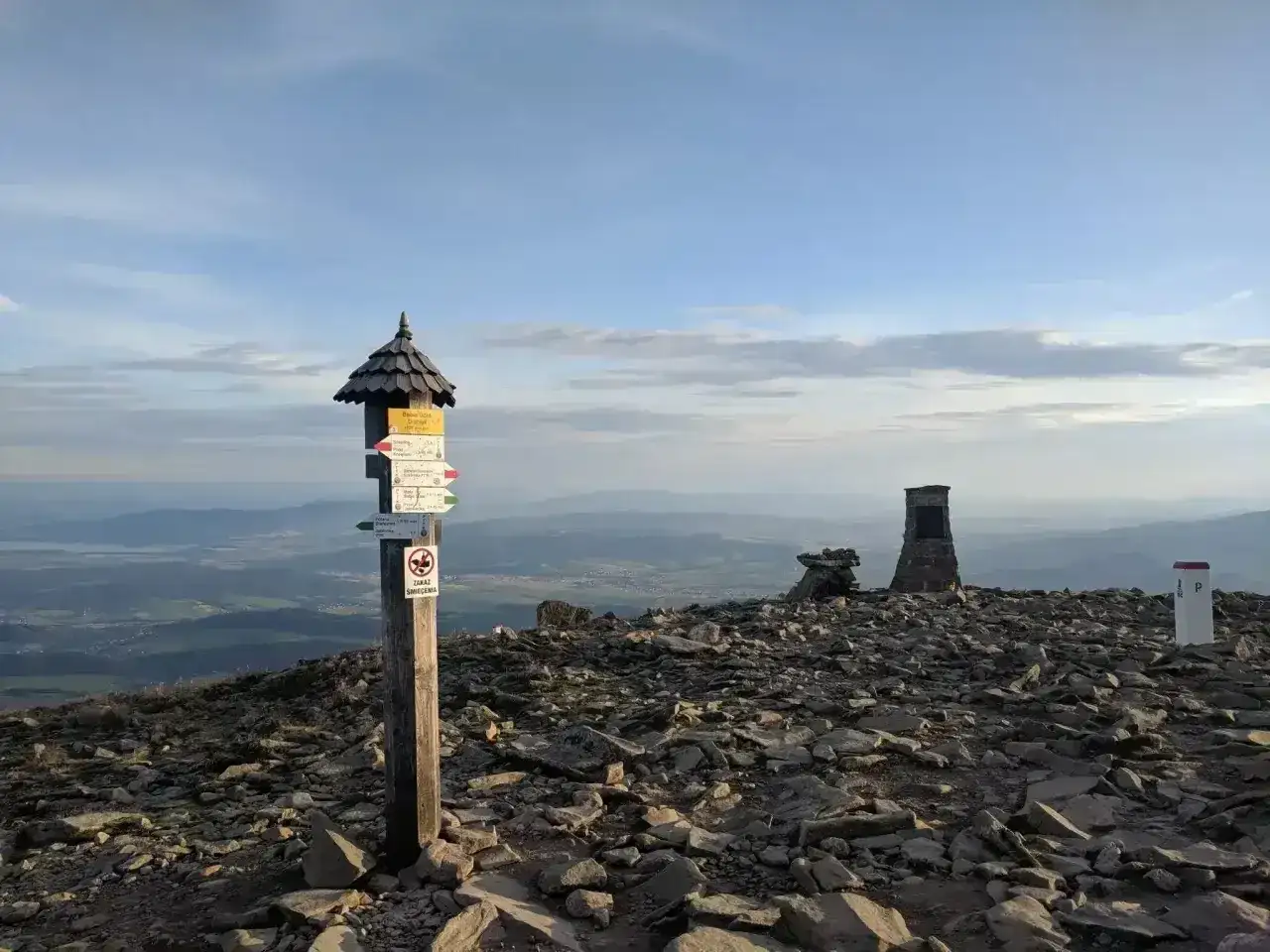 Szczyt Babiej Góry, gdzie jest, z drogowskazami i kamiennymi monumentami.
