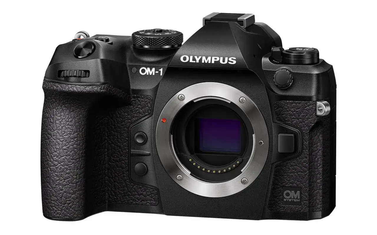 Czarny aparat OM-1 z obiektywem.