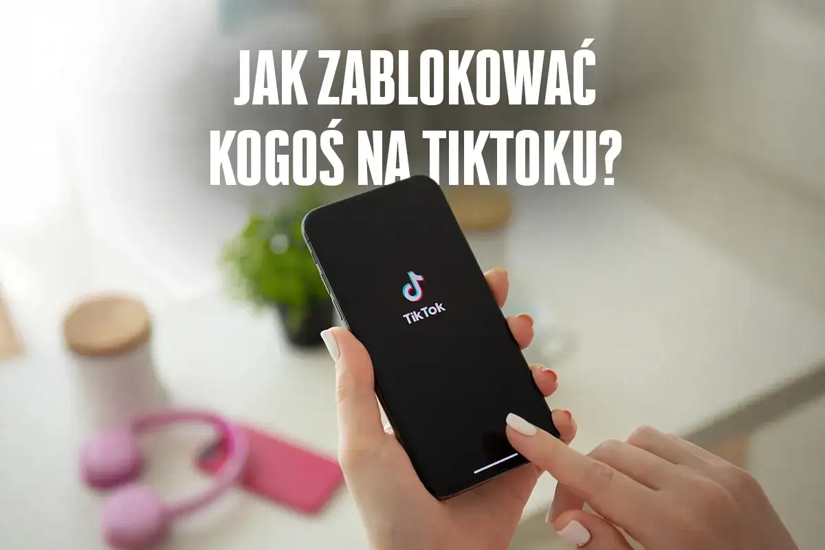 Dłonie trzymające smartfon z logo TikToka. Na ekranie widnieje pytanie: "Jak zablokować kogoś na TikToku?".