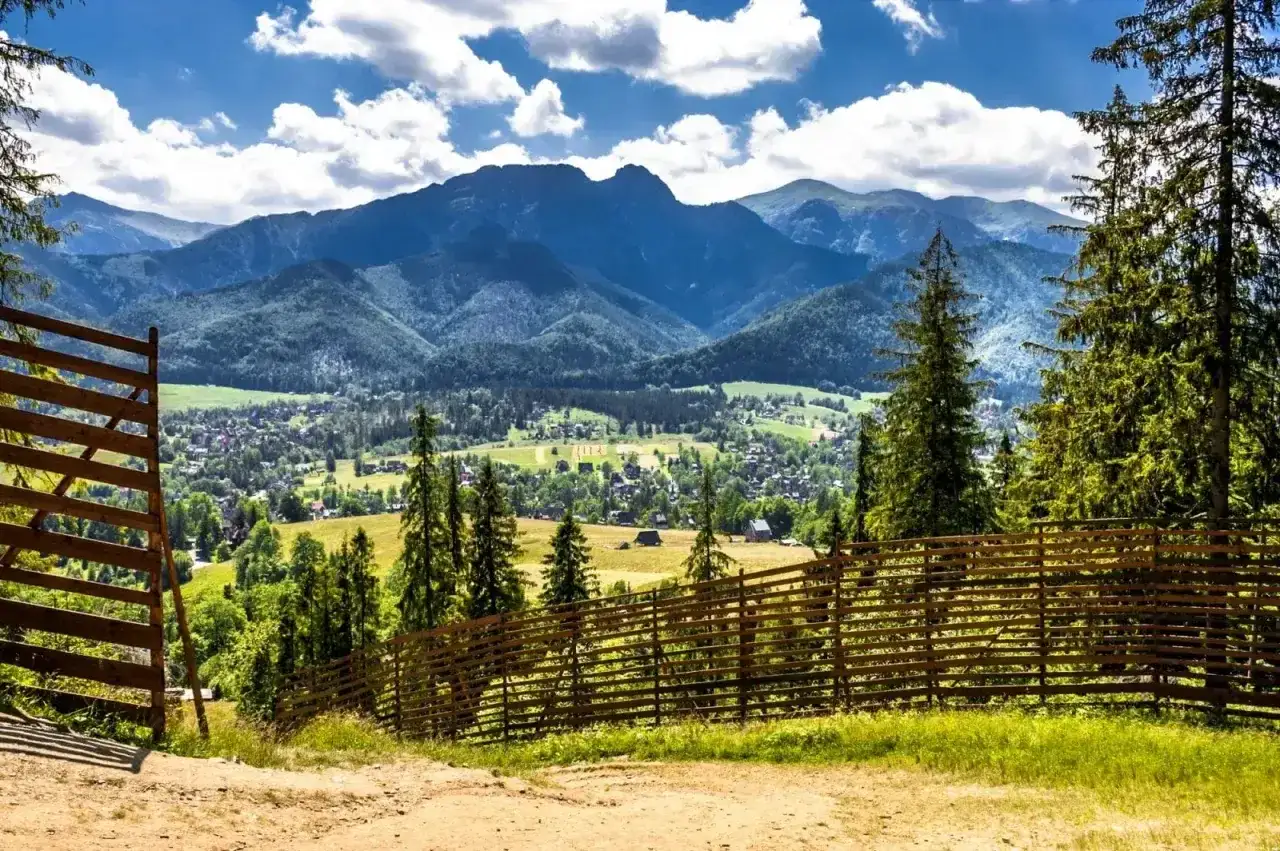 Idealne miejsce, gdzie z dzieckiem w góry. Widok na dolinę i Tatry z drewnianym płotem.