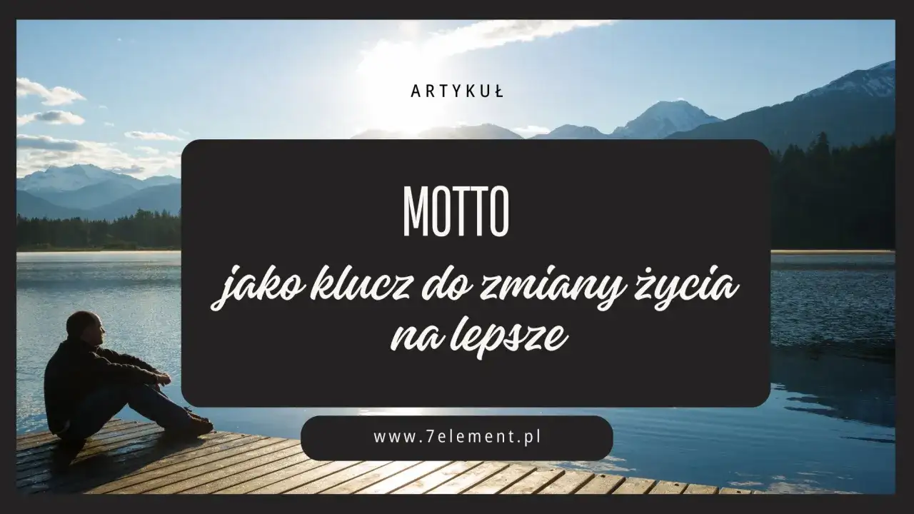 Motto jako klucz do zmiany życia na lepsze. Mężczyzna siedzi na pomoście nad jeziorem, patrząc na góry.