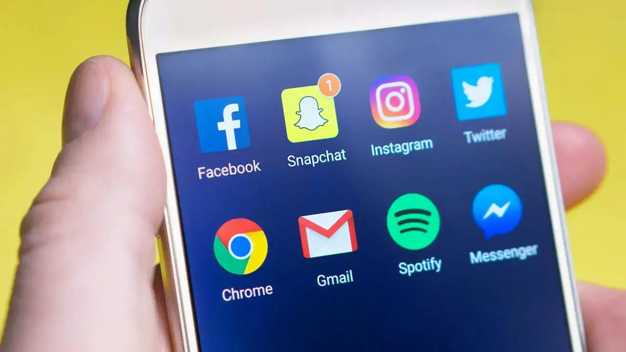 Ekran smartfona z ikonami aplikacji: Facebook, Snapchat, Instagram, Twitter, Chrome, Gmail, Spotify, Messenger. Dowiedz się, jak wyłączyć dostępność na Messengerze.