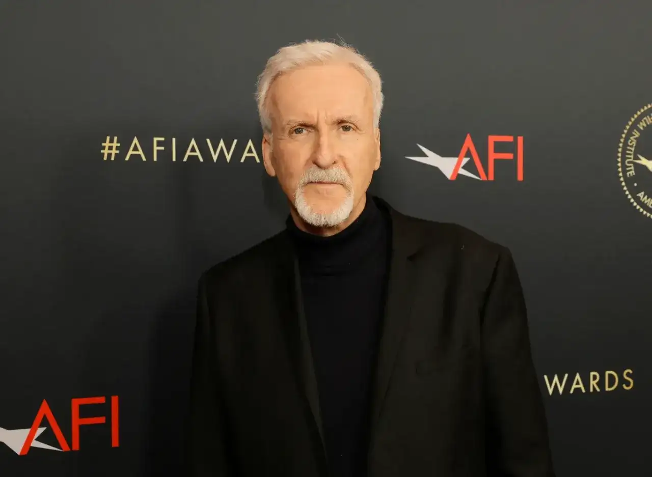 James Cameron, reżyser znany z przełomowych filmów, na tle logo AFI Awards.