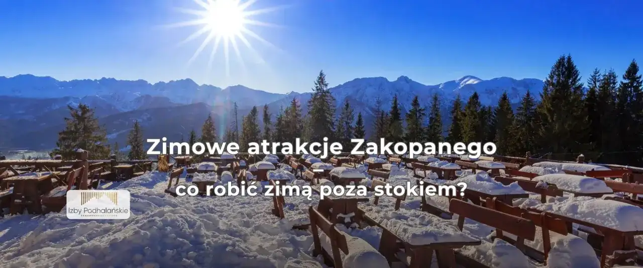 Słoneczny dzień w górach. Alpy zimą, pokryte śniegiem, z lasem i pustymi stolikami na pierwszym planie.