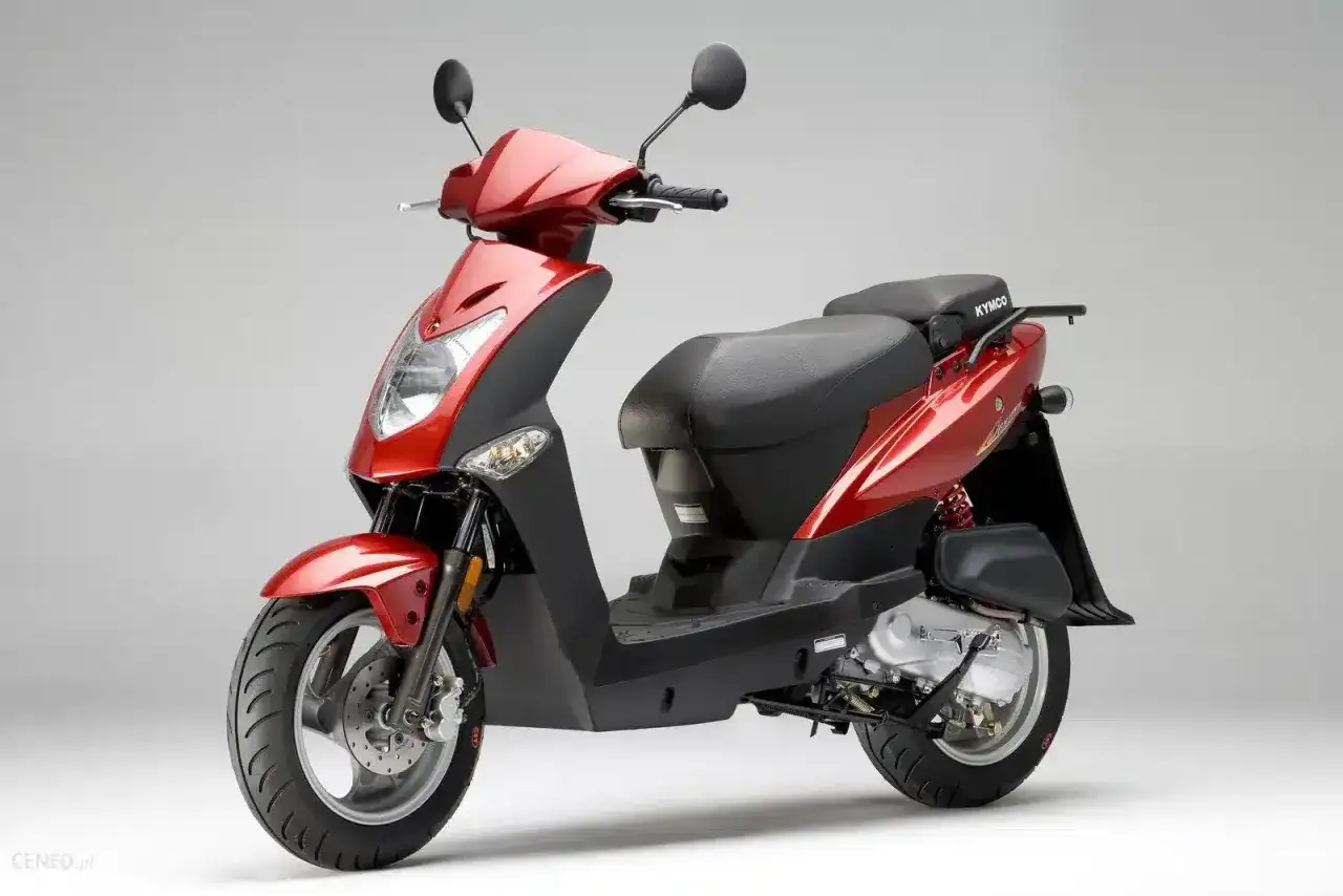 Czerwony skuter Kymco, jeden z popularnych marek skuterów, gotowy do jazdy po mieście.