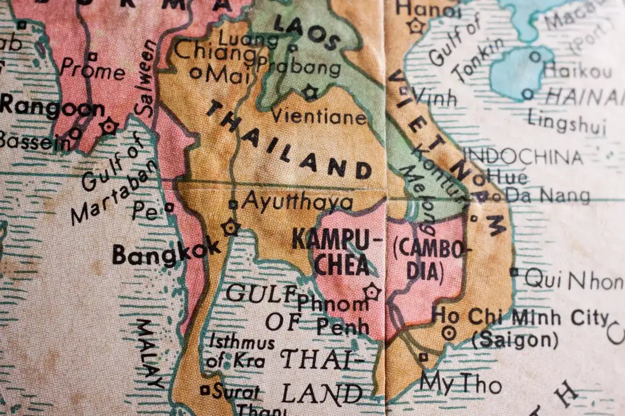 Mapa pokazuje, gdzie jest Tajlandia, obok Laosu, Kambodży i Wietnamu. Widać Bangkok i Zatokę Tajlandzką.