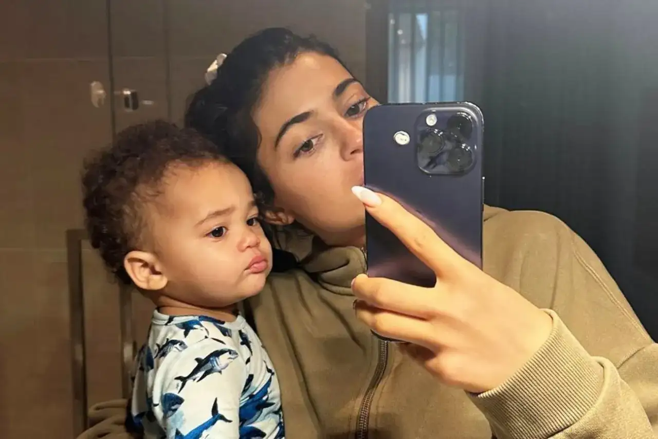 Kylie Jenner robi selfie z synkiem, jednym z dzieci Travisa Scotta. Maluch ma na sobie piżamkę w rekiny.