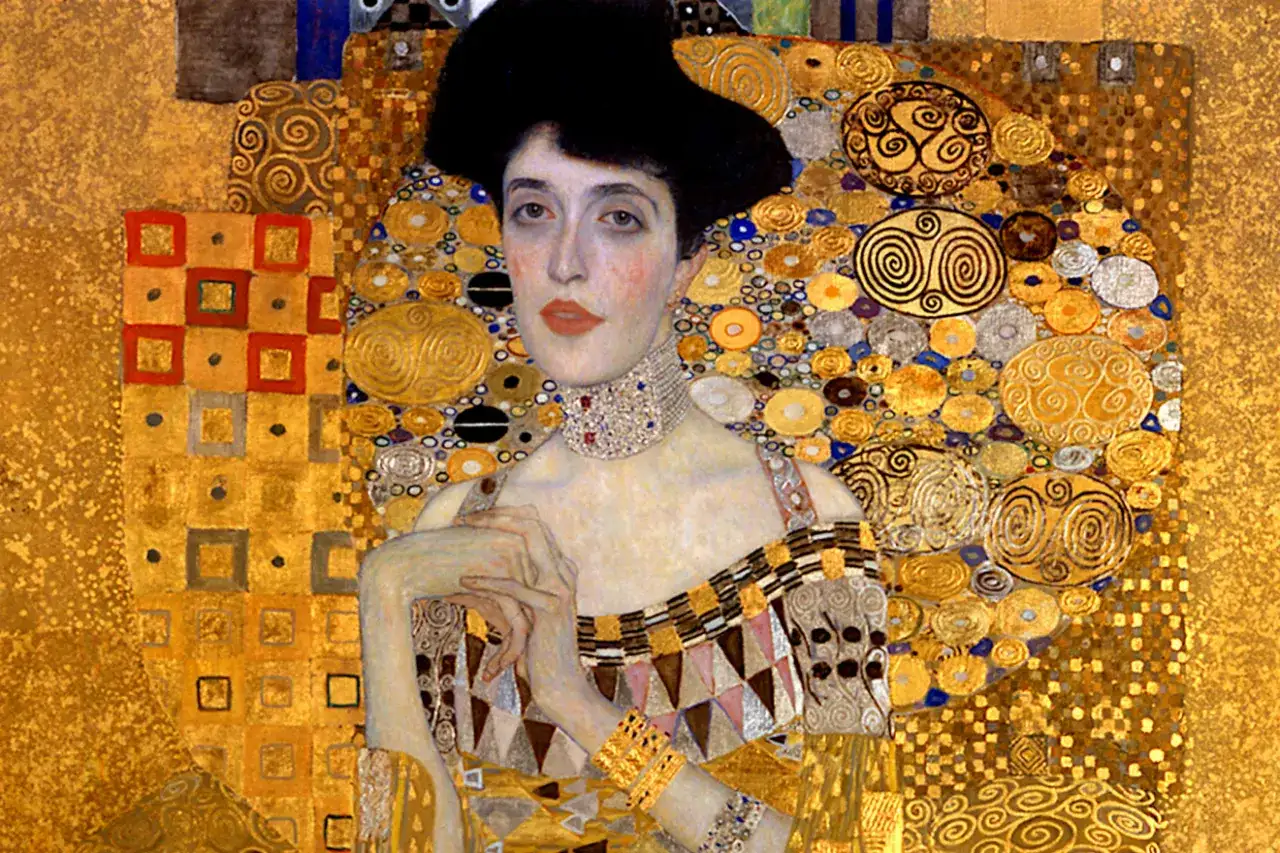 Portret kobiety w złotej sukni, ozdobionej geometrycznymi wzorami i spiralnymi motywami. Ciekawe fakty o Gustavie Klimcie i jego stylu.