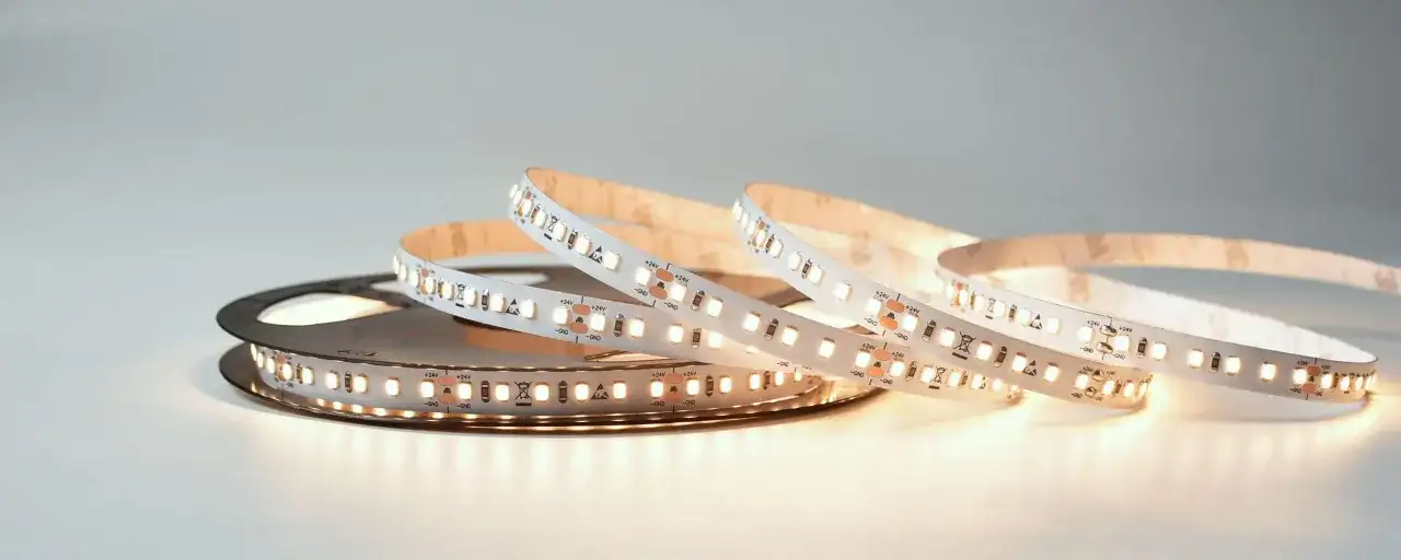 Bande de LED allumée sur une bobine. Une lampe LED peut-elle prendre feu ? Ces bandes sont conçues pour être sûres.